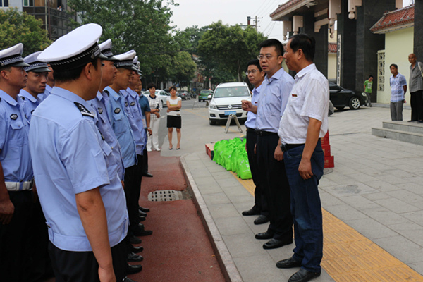 縣委副書記、縣長鐘偉慰問一線執(zhí)勤交警.JPG